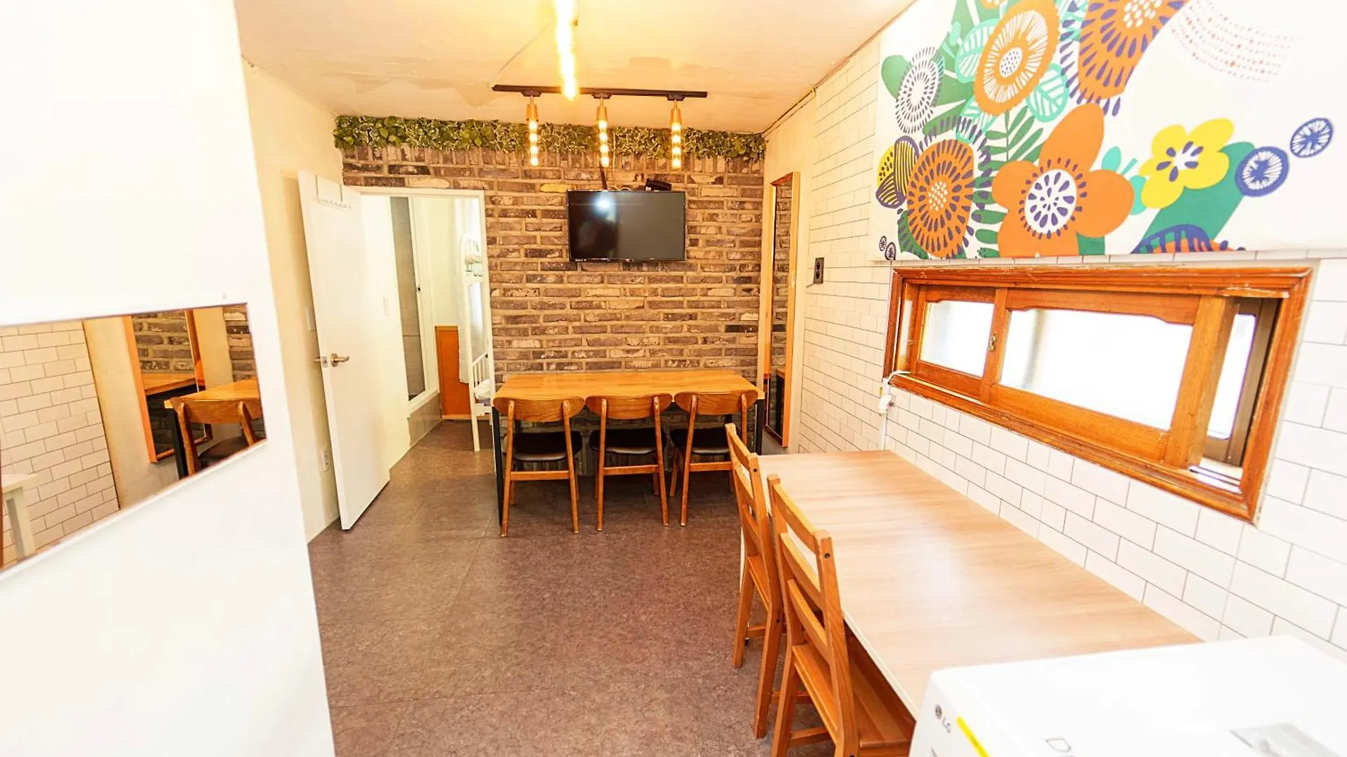 3-Gu&Anne House Hongdae 6Room & 4Bath House Seoul