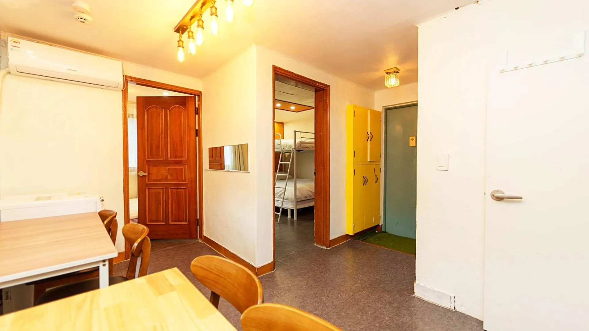 Apartment 3-Gu&Anne House Hongdae 6Room & 4Bath House Seoul