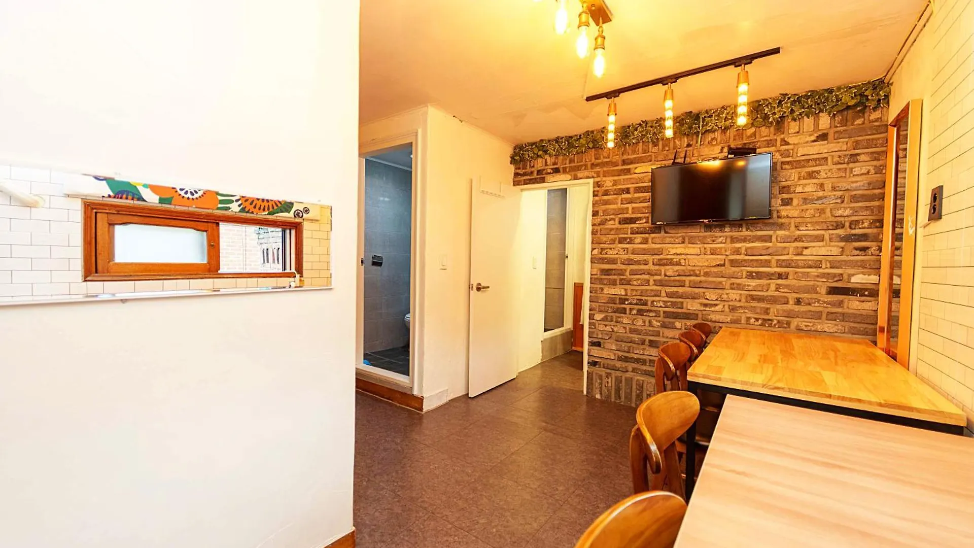 3-Gu&Anne House Hongdae 6Room & 4Bath House Seoul